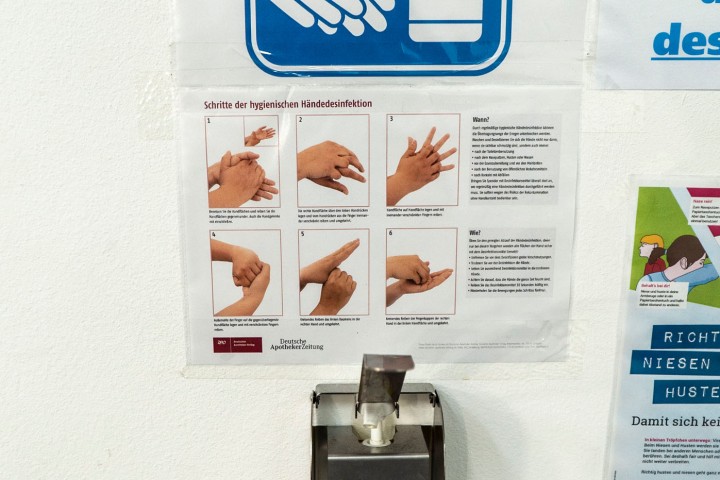 Desinfektionsstationen mit kindgerechten Anleitungen.