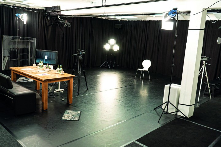 großes Studio mit Kamera, Licht und Regietisch